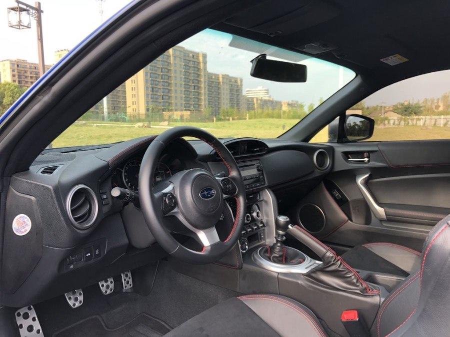 斯巴鲁brz-购车总价 | 裸车价在26万多 优惠力度不大 加上各种费用是在30万
同级对比 | 当时预算也不多 30万左右的跑车，除了斯巴鲁就只有丰田86 其他的我也没去看，选择也比较少。￼还是斯巴鲁的新款更加的好看，外观回头率非常高。￼
空间 | 买跑车 空间这方面，我本来就没有要求的。￼一般就坐两个人，要么就自己一个人开车，所以说是够用的。￼而且平常出门也放不了什么东西，一个手机一瓶水再加一个包，储物空间是够的
颜值 | 外观我是非常喜欢的 很高级。￼是高档跑车的感觉 而且整个车的颜色，我很喜欢非常