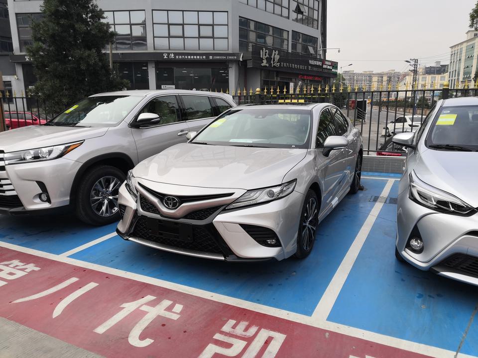 凯美瑞-购车总价 | 230000+，裸车205800，购置税18000+，保险7000+
同级对比 | 个人觉得外观相比雅阁，天籁更大气，中控很个性，就这两点决定了我坚定的选择。性能、操控、空间各有优缺，不赘述。
故障吐槽 | 冷车启动发动机噪音较大，高速上（100以上）风噪较大，a柱尤其明显。速度稍快一点胎噪也不小。
空间 | 宽敞！1米8的高个姿势任意摆
驾驶体验 | 加速流畅，起步稍顿，只要肯给油，动力充沛，手自一体加上换挡拨片，驾驶乐趣丰富。
颜值 | 选择她，就是心中的No. 1
内饰 | 总