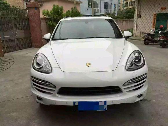 cayenne-当时裸车买的 980000 加装大概花了6.7万，音响蓝牙一系列东西，一共下来105大洋左右，选车的时候卡宴这个级别的有奥迪Q7.宝马X5.都去试驾过，最后选择卡宴的原因是啥呢，一是觉得样子霸气，品牌高端，二是觉得卡宴的内饰太让我喜欢了，太华丽了，太符合我的胃口了，我年纪不算大，所以选择了更加时尚的卡宴。
空间 | 空间表现和同级别的宝马X5来说要宽敞许多，我一米八，驾驶座椅调好，后排空间还是很充足，不管是家人还是跟朋友一起，没有说空间小的就是储物空间不是很多。
颜值 | 当时选择卡宴，有