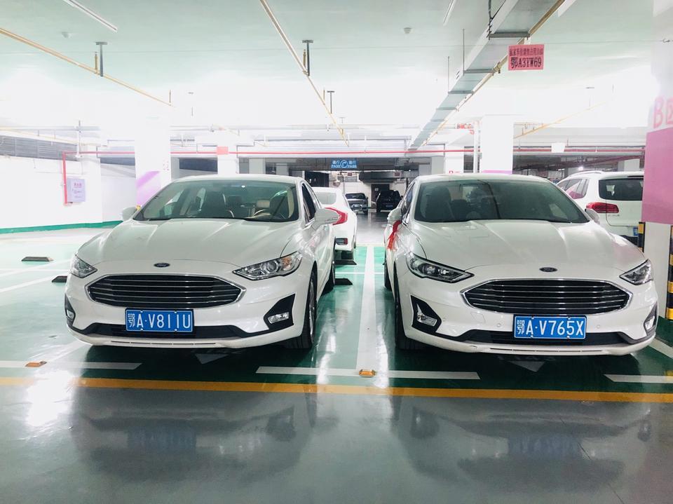 蒙迪欧-购车总价 | 裸车17万。送了一个中控，倒车影像，脚垫，车膜。
同级对比 | 试驾了君威，感觉车子太轻，不够大气
故障吐槽 | 起步有点顿挫感，不知道是不是发动机启停的问题
空间 | 家用非常舒服，我爸妈坐着都说空间可以，座椅舒服。我也觉得非常舒服，美式大沙发
驾驶体验 | 之前看网上建议和朋友推荐2.0T。就买了，感觉起步，加速超车，非常爽。转向也轻盈，之前开昂克拉，感觉方向盘很重。地盘稳，隔音效果挺好。就是发动机的声音有时候听得见一些。
颜值 | 个人觉得20万的车里面颜值NO·1。买之前感觉