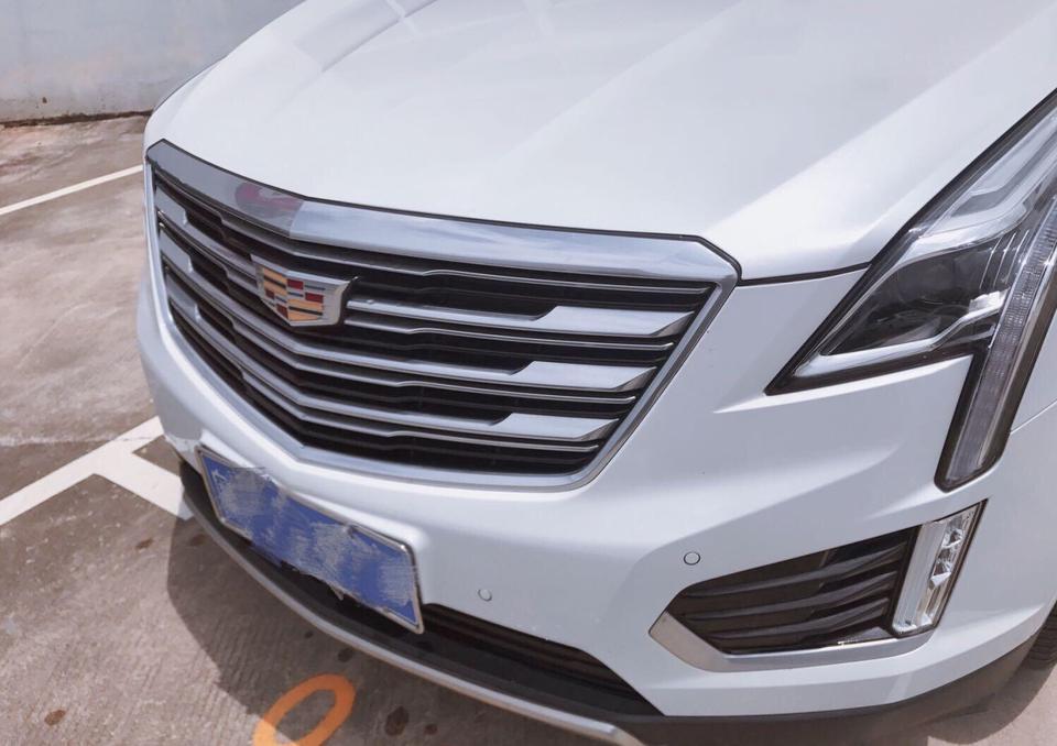 凯迪拉克xt5-购车总价 | 裸车价36.5万，优惠了2万，落地价39.7万。
同级对比 | 本来看沃尔沃和奔驰，最喜欢的是奔驰！但是奔驰的价格太高，沃尔沃的后期维护成本太高！所以最后还是选择了性价比相对比较高的凯迪拉克！因为便宜吗?
故障吐槽 | 底盘猛一看很高，但是趴下来一看结果下面凸出来一截，实际的底盘高度并不是特别理想！前脸改的稍微太低了，看上去没有老款那么霸气了！
空间 | 后排、后备箱、用一个字形容那叫一个大啊！结果车子开回去好久才发现，挡把下面还有一个隐藏储物空间，空间方面没的挑剔，完美！
