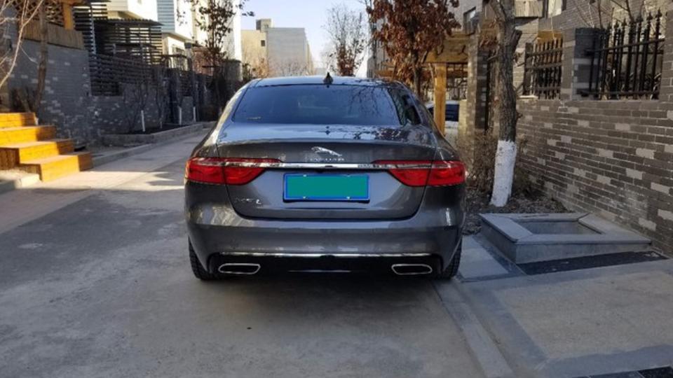 购车总价 | 我买的这辆车是捷豹XFL买车的时候, 4s店没有什么优惠政策,只是送了我一-套座椅垫。裸车价是44.38万。回来后我又喷了底盘装甲,我这辆车的落地价是49.76万。
同级对比 | 与捷豹XFL同级别的车有奔驰C级,买车的时候也驾驶了奔驰C级这辆车,感觉这辆车的操控性不是很好,而且坐在车里有一种不知名的不舒适感,最终决定还是选择了捷豹XFL.
故障吐槽 | 目前为止,我发现这辆车在提速的时候,发动机有一些抖动,我不知道是否该去做动平衡。另外在跑长途的时候感觉背部有- -些不舒适,后排座椅有一些