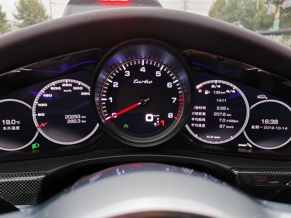 panamera-因为已经有一台3T的a7在用，觉得加速能力不够了，想添置一辆4T的家用车。本来一直等换代的RS7，无奈迟迟不换代。后来先等到了帕纳梅拉的换代，新款去掉了驼背，尾灯和大尾翼一下子吸引了我。于是乎就去定制，把自己平时用的到的配置都选了，比如后轮转向，矩阵大灯，21寸锻造轮毂，sc鸡血模式，熏黑尾灯，碳纤维内饰加热方向盘等等。用不到的一概不选，比如氛围灯那些，因为我平常通勤带两娃上下学，基本晚上不出门。
      外观是肯定拉风的，内饰是肯定豪华的，排气声浪在没有选运动排气的情况下，已经足够