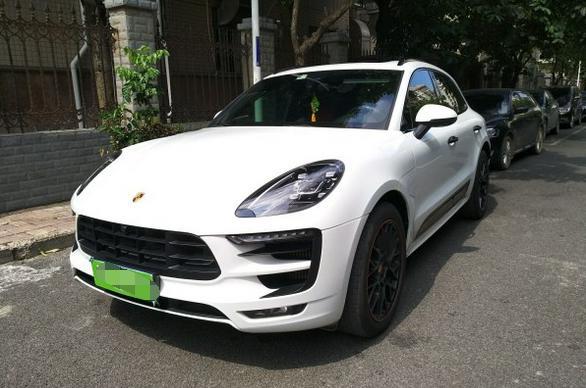 裸车价：76万
落地价：86.3万
#同级PK: 试驾了阿尔法罗密欧Stelvio和保时捷Macan，觉得阿尔法罗密欧的内饰更加有个性，但是保时捷的操控更好，最后选择了保时捷Macan。
#外观时尚：外观设计遵循了保时捷家族的经典设计，头灯设计很有辨识度，我很喜欢。
#内饰精美：内饰设计很精美，中控屏幕和空调出风口相比上代变化不小，很漂亮。
#空间充足：前排乘坐空间很充足，我身高185厘米，坐在前排没有压抑的感觉。
#油耗合理：我的百公里油耗是12.5升，我觉得还是比较合理的。
#操控强大：保时捷Maca
