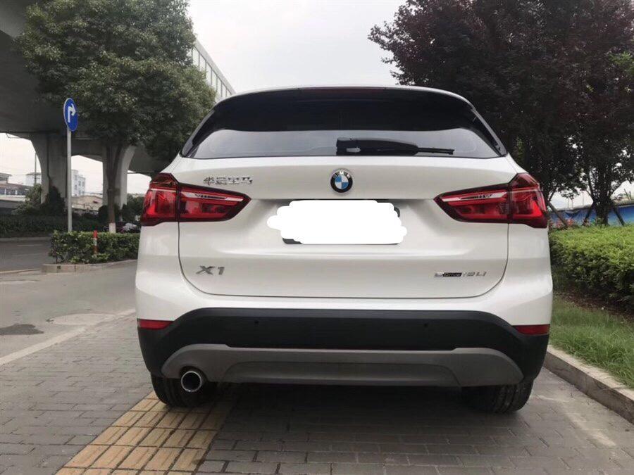 宝马x1-购车总价 | 裸车价大概在29万 当时各种费用算下来是33.5 万左右
同级对比 | 与奥迪Q3相比。还是更满意宝马这款的空间。可以说同级别车应该没有比他更大的了。空间让我很满意，所以选择了它
空间 | 空间是非常大的，前排驾驶空间足够，后排两个人的话很宽松三个人就会有一点挤 后备箱还是可以满足日常所需的。放婴儿车放行李都没问题。
颜值 | 外观是一如既往的，大气高端大气上档次 很耐看。前车大灯就像两个眼睛。很犀利 内饰设计也很前卫。很满意
内饰 | 内饰给人一种科技感风格，很时尚，中控台也很好