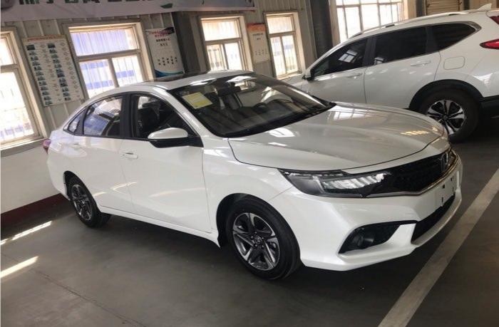 购车总价 | 裸车价11.2万元，落地12.3万元，优惠还是比较少，就少了三四千，还行吧。
同级对比 | 虽然大家都说凌派很好看，可我就是没有get到它的颜，而且凌派比较贵一点，买车还是得买自己看着舒服顺眼的，这款我就很喜欢。
故障吐槽 | 车漆太薄，无缘无故的也没有磕磕碰碰屁股那里不知道怎么就多了道划痕，新车毁容了看着多不舒服啊。隔音效果不咋地，我开慢点还好，一开快胎噪声就会变得很大，风噪声也传入车内，听久了心情烦躁，减震效果也不行，就正常过减速带车内都会晃荡，路感清晰。
空间 | 前排空间任性怎么舒服