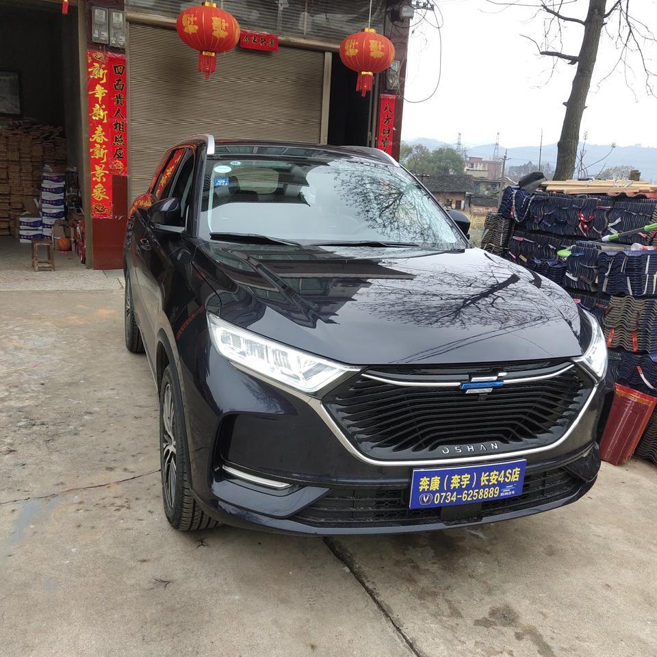 长安欧尚x7-从长安欧诺到欧尚X7

优点:配置丰富，空间大，外观颜值高，动力能满足日常用。
缺点:舒适，经济模式起步需要三秒左右才会有动力传送，变速箱升档不积极。正常行使60码还是4档，发动机转速偏高，仪表盘不显示档位，要切换手动模式才能看到档位，希望厂家能够升级下系统改善下驾驶感受和经济性。
