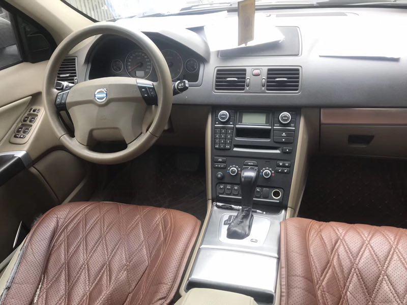 沃尔沃xc90 phev-这个车提车的时候是83.4万，加装花了4.5万，很喜欢这个车的空间大，并且动力强劲，动力输出平顺性稍差
跟路虎相比，因为比较注重车的安全性能，所以选择了沃尔沃，自认为沃尔沃的安全性能比较高点
跟奥迪a8相比，后排很宽松舒适，动力性能差不多，但是刹车系统偏软
外观稳重大方 : 外观很低调奢华，并且内饰做的很细腻奢华，并且感觉很帅气，特别喜欢这个车的颜色，比较稳重，车漆很厚实
空间乘坐舒适 : 车内空间很大，座椅很舒适，驾驶位的座位也很大，后排的位置也挺舒服的，遇到坑坑洼洼的地方，也