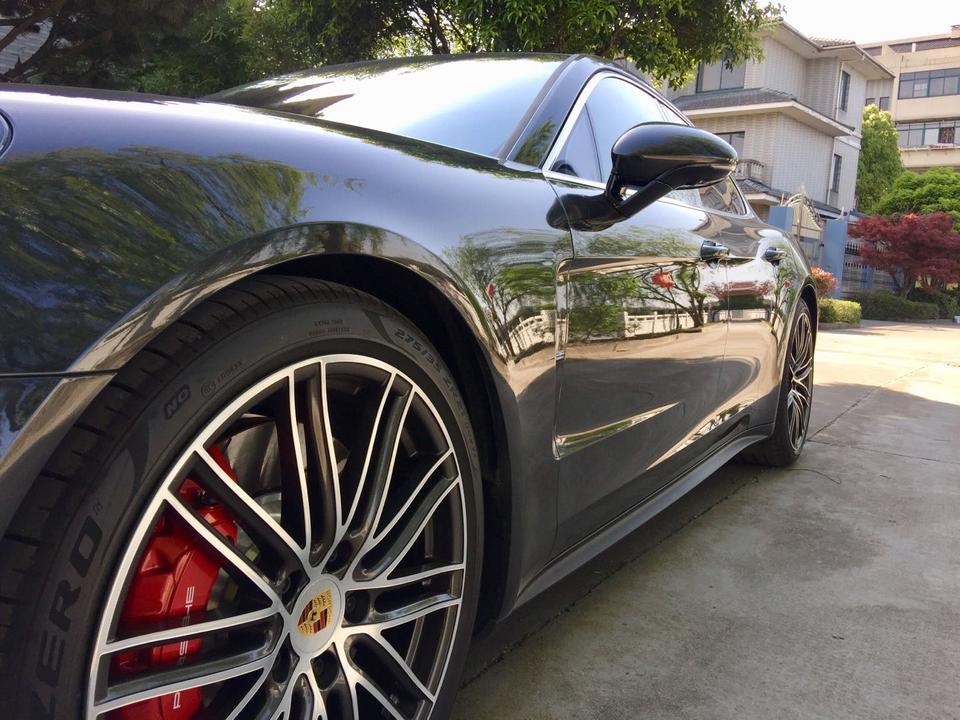 panamera-因为已经有一台3T的a7在用，觉得加速能力不够了，想添置一辆4T的家用车。本来一直等换代的RS7，无奈迟迟不换代。后来先等到了帕纳梅拉的换代，新款去掉了驼背，尾灯和大尾翼一下子吸引了我。于是乎就去定制，把自己平时用的到的配置都选了，比如后轮转向，矩阵大灯，21寸锻造轮毂，sc鸡血模式，熏黑尾灯，碳纤维内饰加热方向盘等等。用不到的一概不选，比如氛围灯那些，因为我平常通勤带两娃上下学，基本晚上不出门。
      外观是肯定拉风的，内饰是肯定豪华的，排气声浪在没有选运动排气的情况下，已经足够
