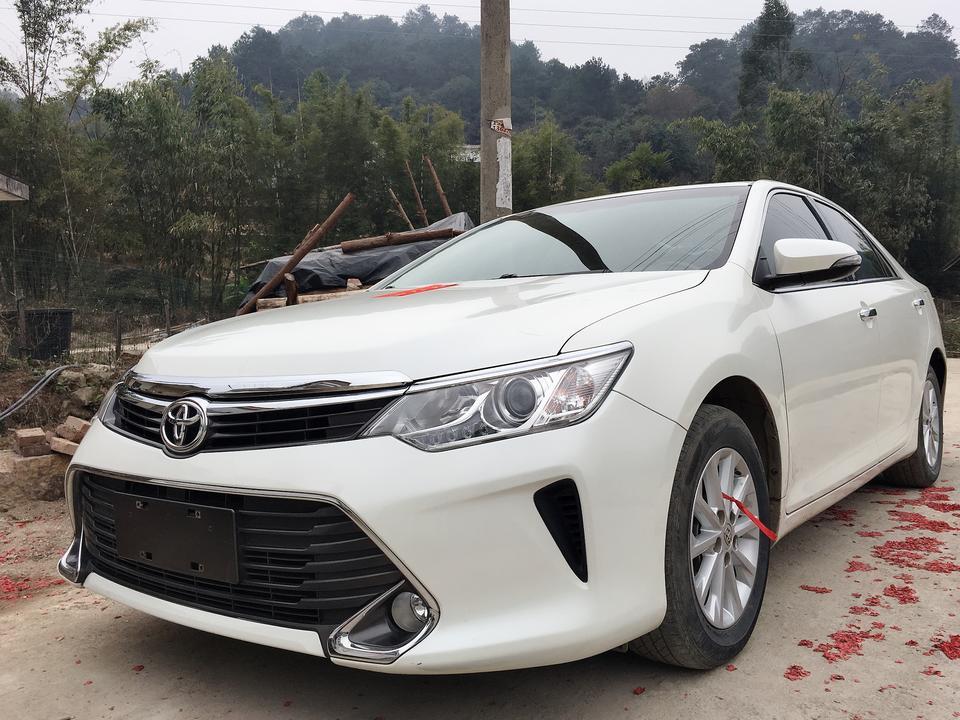 凯美瑞-往左打死调头的时候，轮胎擦着水泥地面走的感觉，觉得方向挺紧的，重，15款2.0G领先版，现在7万公里，不知道你们是不是也有这样的问题掉个头轮胎咯噔咯噔的往前推，有知道什么原因吗？