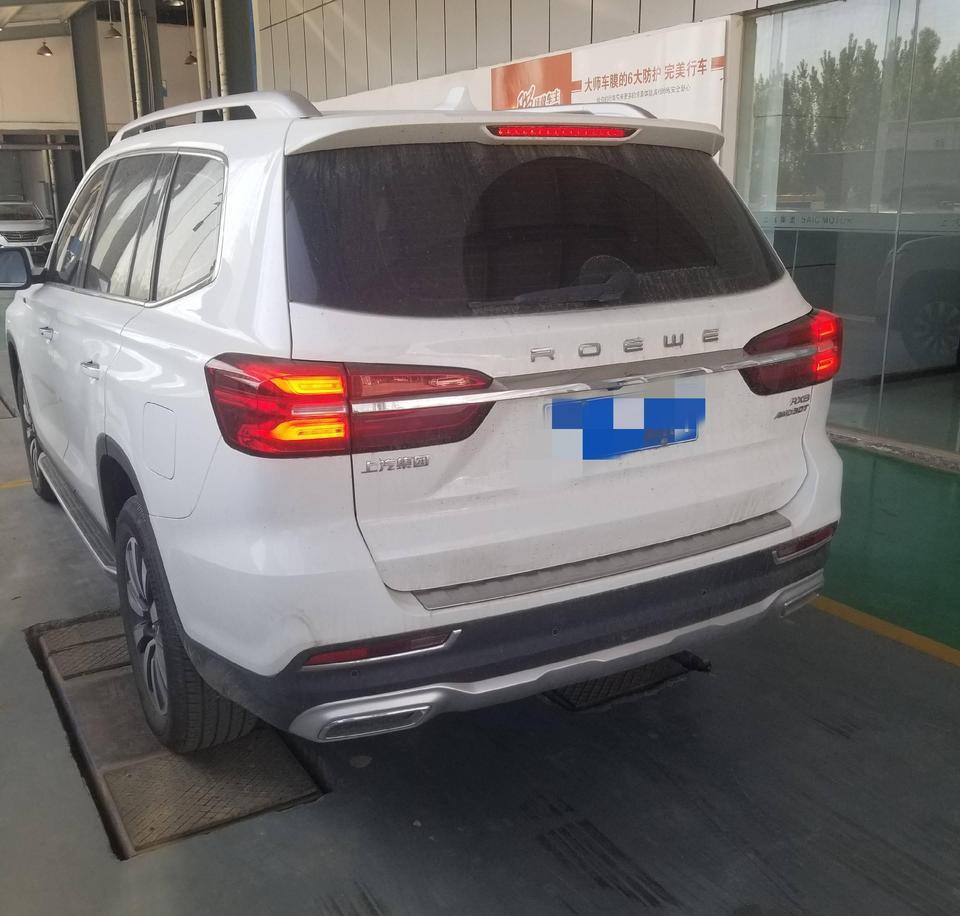 荣威rx8-购车总价 | 裸车价是16.20w。
同级对比 | 这款车配置高，价位合适，车大，外观霸气，开出去不丢面子，既能商务又能家用，两者兼得何乐而不为呢。
驾驶体验 | 别看车大，开着非常轻松，方向盘小，转弯轻松，开着不像这么大的车，非承载式的车身越野通过性好，过沟沟坎坎的干脆。
颜值 | 看外观非常的霸气，尤其前脸部分，镀铬进气格栅连接两个 LED前大灯，侧面的腰线贯穿到车尾，看去更加硬派，力量感十足，后尾部镀铬饰条的延伸配备英文标识更加大气有层次感。
内饰 | 内饰高端上档次，大面积软包，很安全
