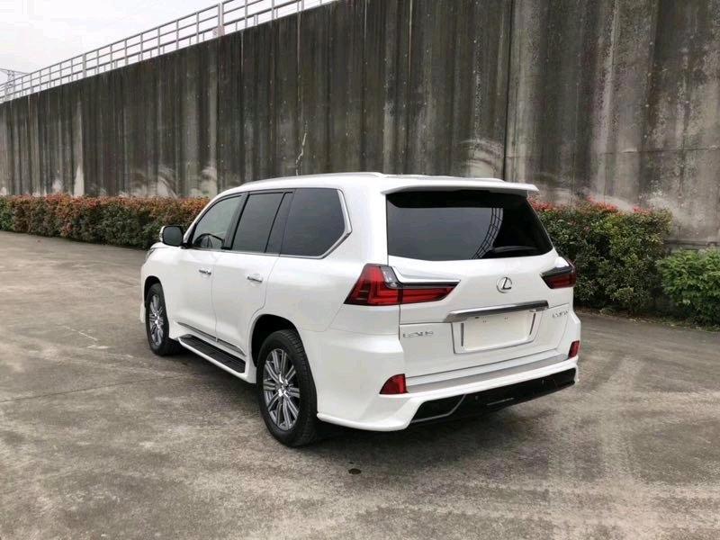购车总价 | 当时裸车优惠下来120万，加上保险购置税上牌落地一共下来150万。
同级对比 | 当时看了路虎揽胜，雷克萨斯lx，在外观上比较喜欢雷克萨斯，重要的是雷克萨斯对油品不挑剔，更决定了要提雷克萨斯的lx。
故障吐槽 | 目前行驶3000公里，做工和质量都挺不错的，没有什么小毛病。
空间 | 空间真的挺大，本人身高180，做后排，腿部空间2拳左右，头部空间1拳左右，无论出行，还是自驾游空间上都无可挑剔。
驾驶体验 | 5.7升自然吸气发动机加速特别线性，方向盘指向精准，悬架调教的特别舒服，无论走山路