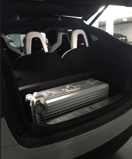 model x-购车总价 | 我是今年五月份提的这辆车，当时买的时候没有优惠，仅仅购置税都花了7万多，再加上杂七杂八的费用一共花了89万多，裸车大概是将近80万。
同级对比 | 相比较于耗油的车子来说，它最大的优点是就是节能环保，我之前开的是奥迪A6L，感觉modelx的各方面都比它要好，比如说驾驶过程中没有换挡的顿挫感，操作感流畅。而且养它不像养油车那样费钱。
故障吐槽 | 在高速上行驶的时候有两三次感觉后门处有些异响，也没太在意，还有就是它的车身饰板处有缝隙，不密合。
空间 | 车内空间还是挺够用的，