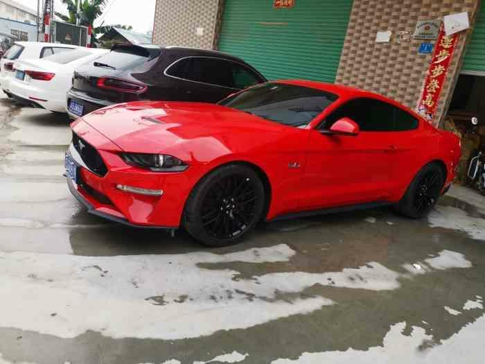 mustang-购车总价 | 裸车指导价格36万元，最后全部落地价格41万元，买了装饰包
同级对比 | 看了大众科迈罗也是款经典跑车，但是在国内保有量远远不如野马，再加上福特的销售跟我也很熟，就直接购买了福特野马。
故障吐槽 | 目前暂时还没有硬说不满意的，就是空间比较小，还好这款车只是拿来改装玩玩而已，拿来家用很不合适。
驾驶体验 | 操控也是蛮好的，跟这款车使用的轮胎有很大关系，买跑车最主要的就是操控好。
空间 | 空间无所谓，买这款车又不是奔着空间去的，只能说能坐两个人就行。
