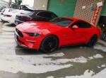 mustang-购车总价 | 裸车指导价格36万元，最后全部落地价格41万元，买了装饰包
同级对比 | 看了大众科迈罗也是款经典跑车，但是在国内保有量远远不如野马，再加上福特的销售跟我也很熟，就直接购买了福特野马。
故障吐槽 | 目前暂时还没有硬说不满意的，就是空间比较小，还好这款车只是拿来改装玩玩而已，拿来家用很不合适。
驾驶体验 | 操控也是蛮好的，跟这款车使用的轮胎有很大关系，买跑车最主要的就是操控好。
空间 | 空间无所谓，买这款车又不是奔着空间去的，只能说能坐两个人就行。
