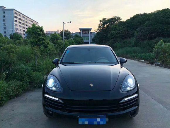 cayenne-2014年6月，买的保时捷卡宴，4.8gts。裸车266万。基本能送的都送，送的东西一般，用了没几天全扔了换的新的。买之前就看了两款车，卡宴和宝马740。一个轿车，一个越野，老婆倾向740，我倾向卡宴，这俩周围伙计都有开，和老婆一起去乘坐了下，决定，卡宴，看着更骚气一点。
#外观很漂亮 
外观不用讲，两个字漂亮，三个字，很漂亮，曲线感很好，在路上识别度也很高，suv有这么漂亮的也不多见。满意。
#车尾灯不太好看 
整车不好看的地方就是尾灯了，一点都不显眼，配不上这个车的外形，也配不上这个的