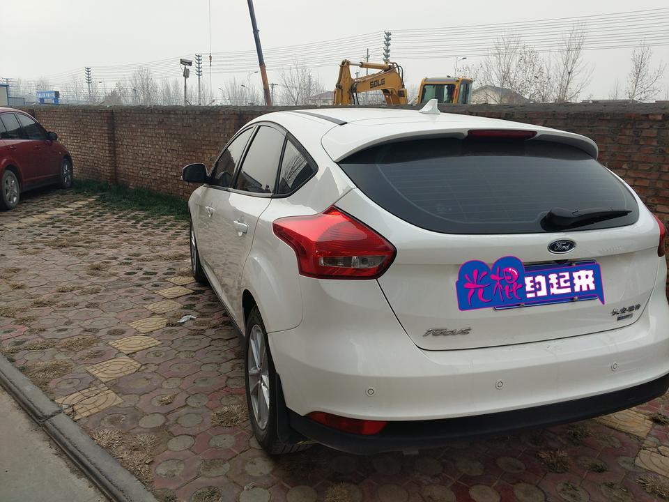 福克斯-#操控好 
指哪打哪，操控灵活，是一辆可以开上瘾的车！
#转向精准 
#外观好看 
外观各花入各眼，我买的两箱，小钢炮还是两箱最经典
#安全配置高 
各种安全配置都有，esp，上坡辅助，6安全气囊，猛踩刹车自动爆双闪
#隔音非常好 
隔音效果一直是美系车的优点，对比同级别凌渡，玻璃比凌渡要厚一些
#储物空间少 
储物空间一般，只能说够用！毕竟定位不是纯家用，运动范儿的车，对储物空间要求不高
动力杠杠的，1.0三缸发动机目前没有所谓的抖动！