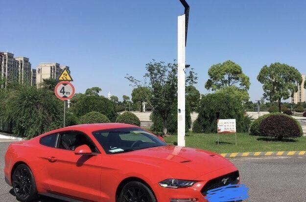 mustang-购车总价 | 34.3万左右的裸车价
驾驶体验 | 升档和降档反应都很快，并且没有什么顿挫.方向盘很轻非常好.
空间 | 前排空间很好，还有腰部支持，舒适很多。后排座椅稍短、稍直，但现在的车常年空载，满载时候太少，可以忽略。后备箱还可以，可以放个行李吧
油耗 | 郊区正常用车表显12.5左右的油耗，开始还是很满意的，后来加了几箱油后仔细一算，实际油耗，起码在14个油。
颜值 | 外观时尚科技感满满，可以用2个词来形容时尚靓丽“和“高档次”来形容，流线型车身，看起来很霸气
同级对比 | 之前