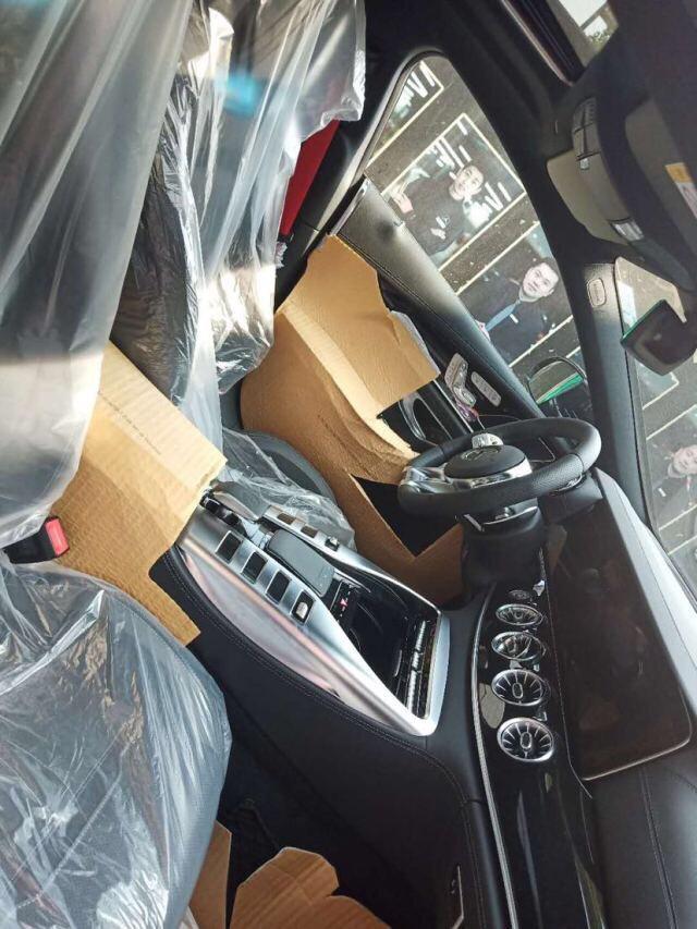 日产gt-r-购车总价 | 这台车是8月份购买的，裸车230万，购置税20多加上保险杂七杂八的270多万多落地。
同级对比 | 我当时对比了911、gtr和马丁v8的vantage，先说gtr吧，内饰有点素了，加上有点直男气息pass，保时捷有点太多了北京这边（每天海淀早上都是保时捷），vantage确实不错，但是又有点小众了，最后还是选择了amg gt。
空间 | 买这个车还要什么空间啊，后排我都是放花和鞋的，还有女孩子的东西。
油耗 | 油耗还可以吧25个左右，之前开的莱万特，没差多少啊。
驾驶体验 