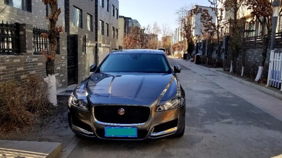 购车总价 | 我买的这辆车是捷豹XFL买车的时候, 4s店没有什么优惠政策,只是送了我一-套座椅垫。裸车价是44.38万。回来后我又喷了底盘装甲,我这辆车的落地价是49.76万。
同级对比 | 与捷豹XFL同级别的车有奔驰C级,买车的时候也驾驶了奔驰C级这辆车,感觉这辆车的操控性不是很好,而且坐在车里有一种不知名的不舒适感,最终决定还是选择了捷豹XFL.
故障吐槽 | 目前为止,我发现这辆车在提速的时候,发动机有一些抖动,我不知道是否该去做动平衡。另外在跑长途的时候感觉背部有- -些不舒适,后排座椅有一些