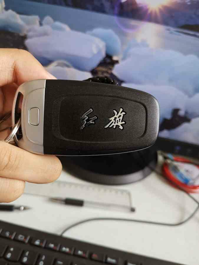 同级对比 | 同级车里有博瑞GE耀尊版，还有速派的手动标准版，中型车空间都差不多大，空间是博瑞大于红旗大于速派，动力方面是速派大于红旗大于博瑞，各有各有的好，我是根据外观选的，还有就是对比红旗正好处于中间，所以就选择了红旗。
驾驶体验 | 动力足够，只要给油，动力源源不断，而且高速加速强劲，反应也快。操控上也可以，毕竟是个大块头，方向盘转向精准，没有虚位，很好操控!刹车也灵敏，底盘扎实，通过性不是一般的好。
油耗 | 油耗根据自己的开车习惯，所以都是不同的，我开车比较稳，市区堵车也不严重，百公里平均10个