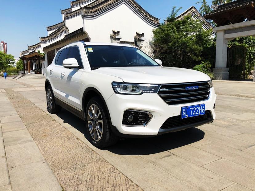哈弗h7-购车总价 | 指导价16.3万，直降两万，裸车价14.3万，加上保险以及购置税等费用，一共落地价花费16.4万。
同级对比 | 看车一个月也相中了几台车，最后在哈佛h7和长安cs95当中选择一台。感觉长安cs95 比较笨重，而且外形不如哈佛的漂亮，而且哈弗的性价比比较高，降价幅度比较大。
空间 | 空间表现很优秀，本人身高一米八，坐在前排非常宽敞舒适，后排坐三人没有拥挤感，不局促，后备箱空间很大，家庭外出旅游用车很方便。
颜值 | 这台车的外观很漂亮，虽然大，但不显得笨重，线条流畅，弧度合理，非
