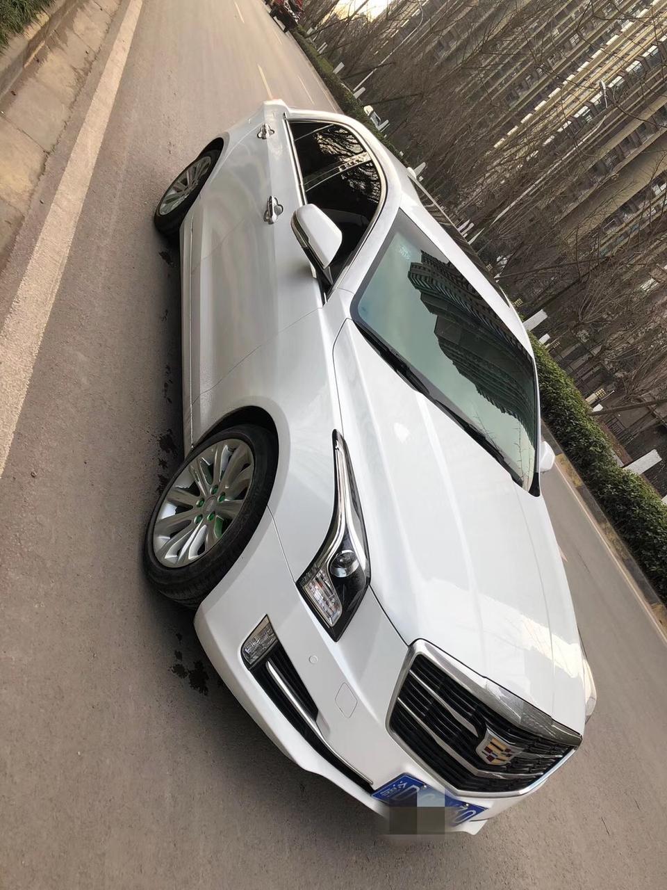 我是2018年8月提的这辆车，加装骚红内饰，大拆换Gps，上车险等落地花了31万左右。当时买车就是瞄准了时尚，颜值，对比奥迪Q5宝马X3，最后去看了凯迪拉克，发现它犹有过之，犀利的大嘴，鹰眼设计大灯，流畅的曲线，不挑了，就选它了。
#外观好看 征服我的就是他的外观，车身整体感很强，时尚的轮毂设计，犀利的车头，帅的一塌糊涂。白色成为街车色现在仍然非常出众，非常适合年轻人。
#加速动力不肉 2.0T动力加持，提速暴躁，推背感很强，发动机动力很强，点油门就窜，嘎嘎快！
#乘坐空间够用 乘坐空间足够，配上骚红内饰