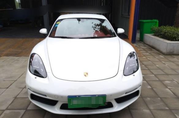 裸车价：64万落地价：75万#同级PK: 试驾了奥迪TTRS和保时捷718 Cayman，觉得奥迪TTRS的400马力的动力参数更强，但是品牌价值和操控性会比保时捷差一些，最后我还是选了保时捷718 Cayman。#外观时尚：在经典外形的基础上，这一代718 Cayman进行了一定的改良，无论头灯还是尾灯的样式都进行了一些变化，变得更加时尚。#内饰精致：内饰设计比较精致，7英寸操控中控屏显示效果清晰，界面设计美观。#空间充足：这款车的内部空间设计比较合理，我身高187厘米，坐在驾驶位也很舒适。#油耗合理：