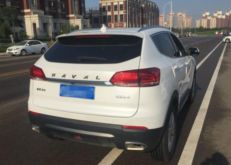 购车总价 | 哈弗H4买的时候裸车价是10.5万，这个价格我刚好能接受，优惠这么多挺不错的。
空间 | 空间很大，坐上来很舒服，后排空间非常大头部和腿部空间非常充裕，中间地板几乎全平，中间的人坐着也很舒服，后面后备箱能装很多东西，家用来说很合适。
颜值 | 外观来说前脸很大气，配合犀利的大灯很威猛又很大气，车身线条流畅，肌肉饱满，轮廓分明不失丰满,外观非常好。
内饰 | 内饰比较简洁,中控台设计的不错很有质感，虽然位置偏低，但是语音识别系统来操作也没有任何的不方便。
驾驶体验 | 虽然低速起步的时候表现没