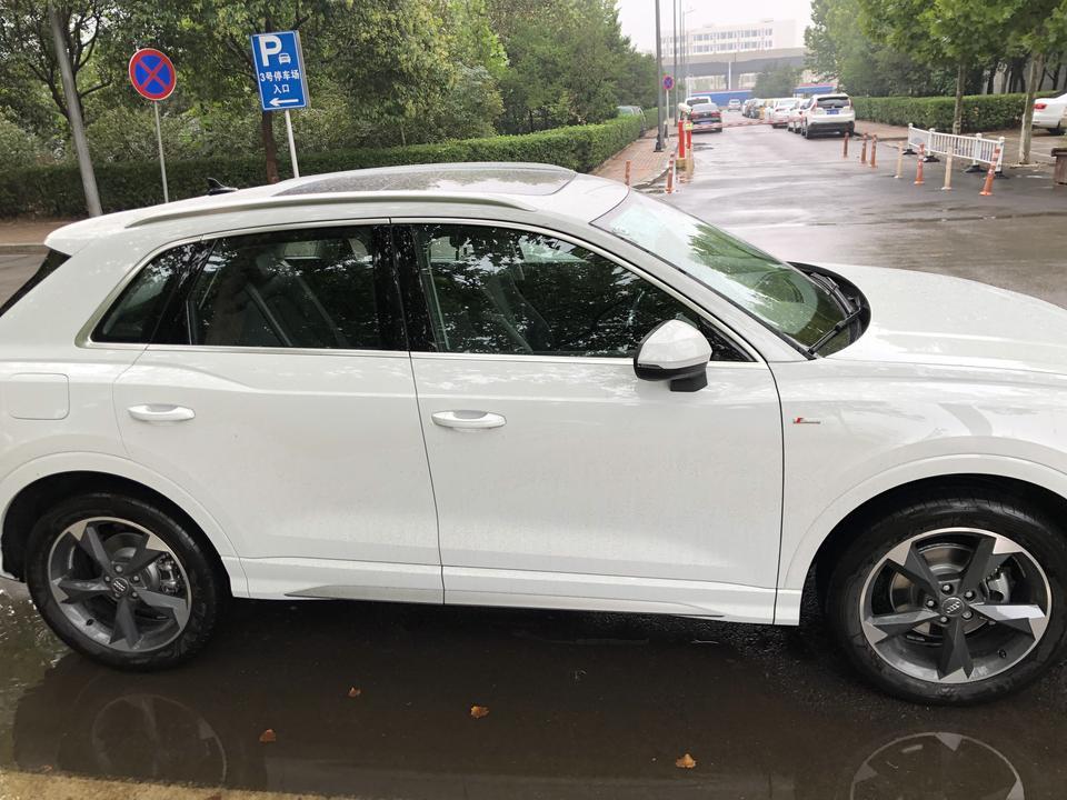 奥迪q3-购车总价 | 裸车23.5万，4s店要求最低加装3000。
油耗 | 目前一共行驶了将近500公里，加了1箱95的油，油表显示还有两格，还能行驶120公里。综合油耗8.7，高速上开空调6.4，市内9.6～10.2不等。总体上还是比较省油的。
空间 | 空间与同级对比不小，特别是前后排座椅座垫都加长了，甚至后排坐垫比我以前的天籁还要长。坐进去后部空间很好，没有任何局促感。运动型的车前排座椅带腿托，很棒。
内饰 | 动感型车内部以反毛皮为主，档次还算不错的。座椅的包裹性也很强。按键做工也不错，很德系