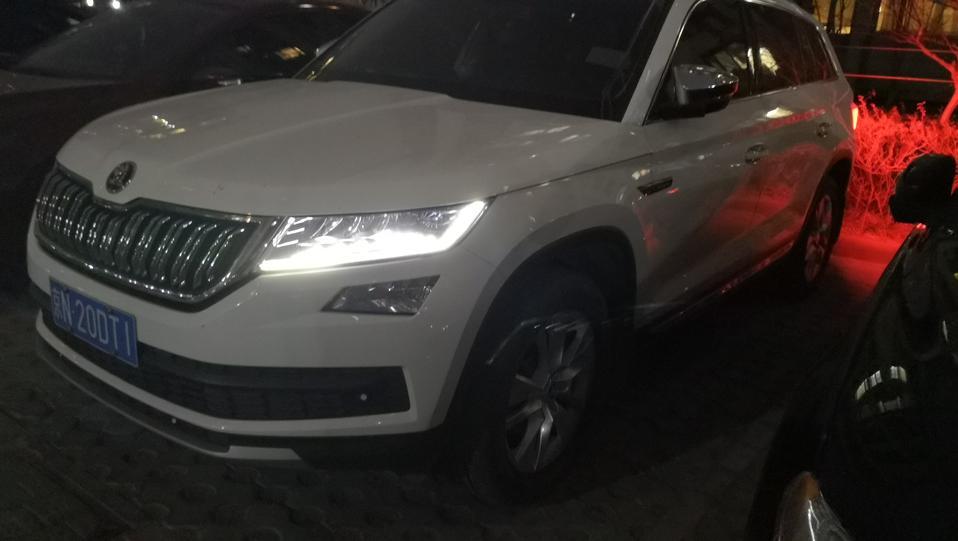 本田cr-v-17年8月底摇上号，开始选车过程，先后看过，4008，昂科威，冠道，CRV，RAV4，从空间，外观，性价比，最终选择了大熊，个人比较喜欢这个造型，比拉皮的某L好看。
#乘坐空间出色 后排空间大，五座车，坐满人也不觉得拥挤。
#油耗满意 一年多点，开了三万多公里，这么大一车，最新计算的油耗平均值7.82，这是从提车开始到现在总的油耗平均值，八十公里等速定速巡航跑过一百公里，油耗显示5.4。
#悬架减震较硬 过个减震带，这叫一个硬，好像大众系的车调校都这样。
#转向精准 操控不错，提速快，动力足