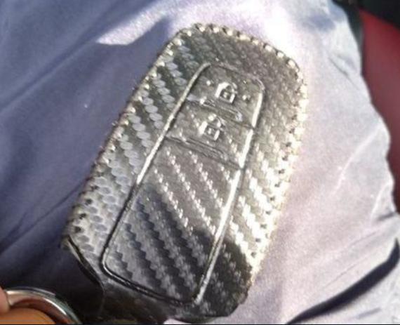 购车总价 | 这辆车裸车的价格是14.18万，再加上购置税以及保险费用，我最后算下来的落地价差不多是16.59万，价格我觉得很合理，
同级对比 | 买车的时候我还看了一下奕泽IZOA这款车，后来一对比，丰田C-HR这款车有发动车特有技术VVT-IE，而奕泽IZOA这款车没有，我觉得我更钟意丰田C-HR这款车。
颜值 | 当初也看中这款车的颜值了，很适合我这个90后开，尤其是炫酷的LED灯，开出去真的很拉风，爱了！
空间 | 空间可以说是很宽敞的了，平时带一家人出去游玩足够了，后备箱也能放下很多东西，后排中