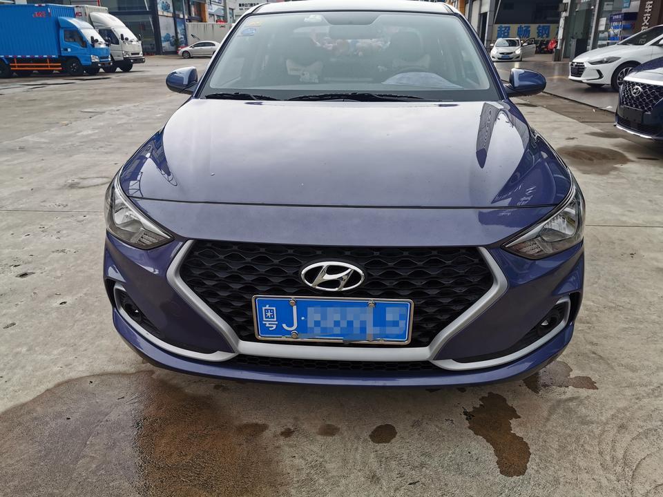 购车总价 | 3月份购车，当时优惠8000元，全部落地九万多点，现在好像不止优惠8000元了。
同级对比 | 开始家里人让我买锋范或者威驰，说日本车开不坏。我也知道日系车耐用又省油，但感觉日系车都太薄了，轻飘飘的，配置也低，外观也不是我的菜，对比过后，发现还是悦动性价比最高，而且现代口碑也不错，好看又好开。
故障吐槽 | 这车大灯总是高低不一，夜间行车比较费神。
空间 | 轴距2650mm，头部空间和腿部空间都很好的
活动空间，满载5人不算宽裕但也不会觉得挤。
驾驶体验 | 没有很激烈地驾驶过，不过这车也