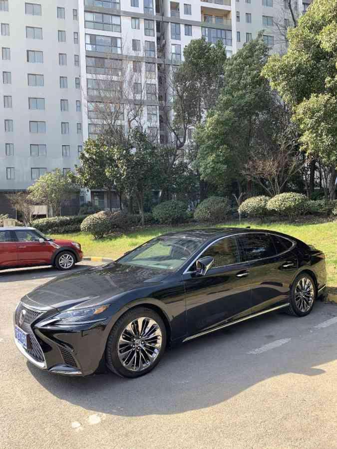雷克萨斯ls-购车总价 | 这款车的购车裸车价格是110万！加上购车税！保险上牌等等费用下来差不多124万左右！
同级对比 | 当时也是看这款车很久了！就是喜欢这款车！资金一到位就去提了！也没看别的车型！
空间 | 空间很够用！5米多长的车！坐着很舒服！不管是前排还是后排！后备箱绝对的够用！
驾驶体验 | 动力不错！很给力！起步相当给力！推背感十足！超控方面很不错！方向盘很精准！没有一点虚位！隔音效果非常棒！底盘悬挂做得也很不错！过坑洼路面很舒服！
颜值 | 前脸大气优雅！进气格栅在加上这款车的车标属实是