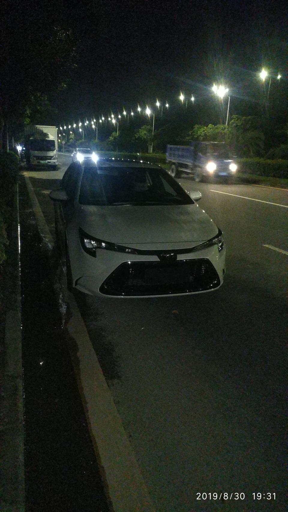 雷凌-购车总价 | 原价129800，珍珠白加2000，分期三年免利息，手续费1000，保险6054.4，购置税11398.23。
落地144252.63。送了倒车雷达影像，行车记录仪(扔了)，还有其他乱七八糟不值钱的。
同级对比 | 不知道，没有试驾过同级别的车
故障吐槽 | 车身太轻，120以后明显感觉到飘，胎噪太大，100以上说话靠吼，其他没有发现！
空间 | 一米六的个子够用，同事一米七，明显很局促。
驾驶体验 | 比18款好很多，指哪打哪！
颜值 | 个人感觉很好看，老爸说大嘴巴不好看
保养维护