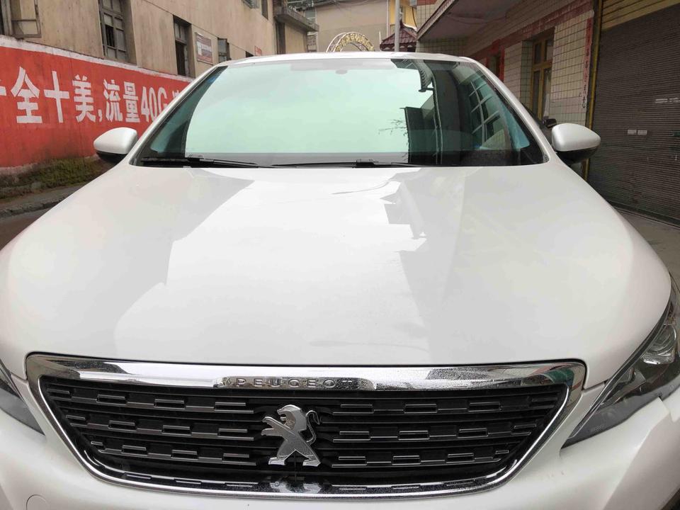 标致308-颜值 | 其实一直都挺看好法系车，对门哥哥是雪铁龙的。好几年了也没任何毛病。对法系车挺有好感，有一次路过标志的店门口，直接被308吸引了，现在的法系车这么好看了。前脸霸气，和日间行车灯相呼应，真是大气。非常运动不失时尚。尤其是尾灯够拉风，标志性的尾灯。一眼相中。
空间 | 前排我身高176左右做好以后头部还有位置，调好位置后后排也够用，说真的法系车对比别的车还是有点小，后排座三个人正好，不适合长期做，出远门，后备箱够大。牺牲了后座，后备箱就大了。清明出去玩带孩子的小推车，各种东西完全无压力。够