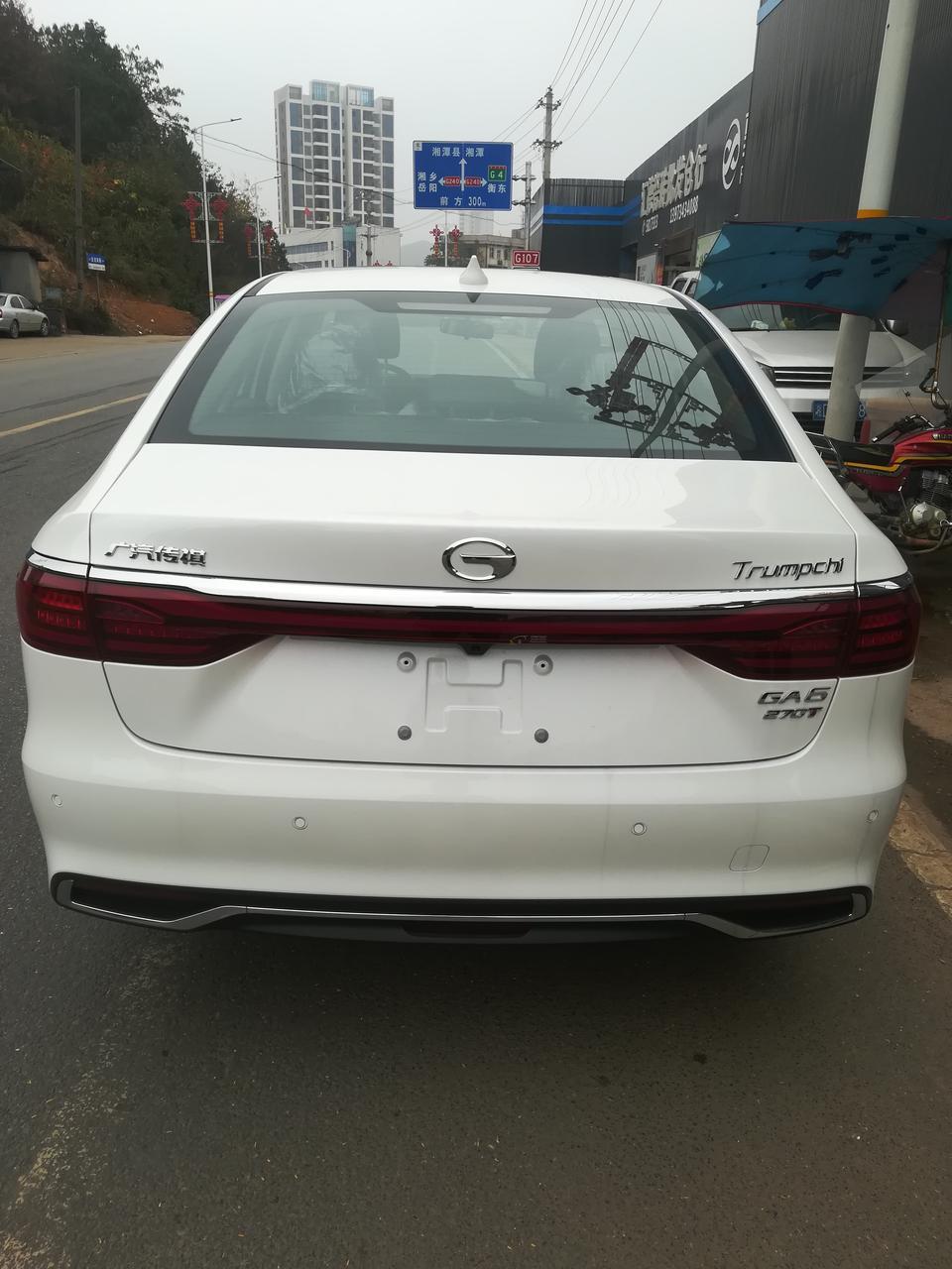 购车总价 | 132000
颜值 | 这个车说实话跟丰田的皇冠很像，不能说一模一样但总感觉有点像，个人感觉，车身高度有点高了，所以显得整车不是那么长，跟雅阁一对比就看出来了，低配版跟高配版的外观都不一祥的。
空间 | 个人感觉空间还算可以，驾驶位座椅没有一点包裹性，也不软，偏硬，坐久了感觉不舒服，坐垫长度是真的要吐槽一下，根本无法衬托住大腿，后排座椅也是偏硬，然后把坐垫长度缩短了所以显得后排空间很大，真是够聪明的。
故障吐槽 | 车子开了几分钟之后副驾驶门板内会有好像沙子在里面滚动的声音，一会有没有了，不