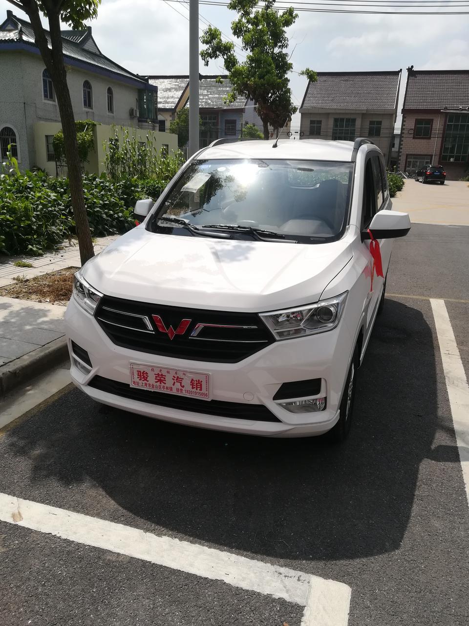 五菱宏光-购车总价 | 66600
同级对比 | 个人觉得比东风330好看动力强
故障吐槽 | 手机互联连不上，不知道是我操作的不对还是有其他原因
空间 | 我车是五坐的行李箱还是比较大的，空间是真没得说。
内饰 | 我买的是高配，感觉还好吧，比较价格摆在哪呢
驾驶体验 | 刚开没几天，离合器控制的还不太成熟，所以体验还谈不上。
颜值 | 外观方面感觉没有18款好看，但是19款感觉还是比较大器。
