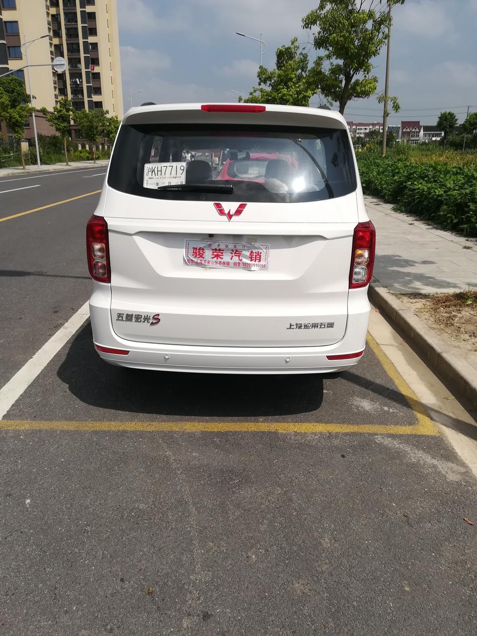 五菱宏光-购车总价 | 66600
同级对比 | 个人觉得比东风330好看动力强
故障吐槽 | 手机互联连不上，不知道是我操作的不对还是有其他原因
空间 | 我车是五坐的行李箱还是比较大的，空间是真没得说。
内饰 | 我买的是高配，感觉还好吧，比较价格摆在哪呢
驾驶体验 | 刚开没几天，离合器控制的还不太成熟，所以体验还谈不上。
颜值 | 外观方面感觉没有18款好看，但是19款感觉还是比较大器。
