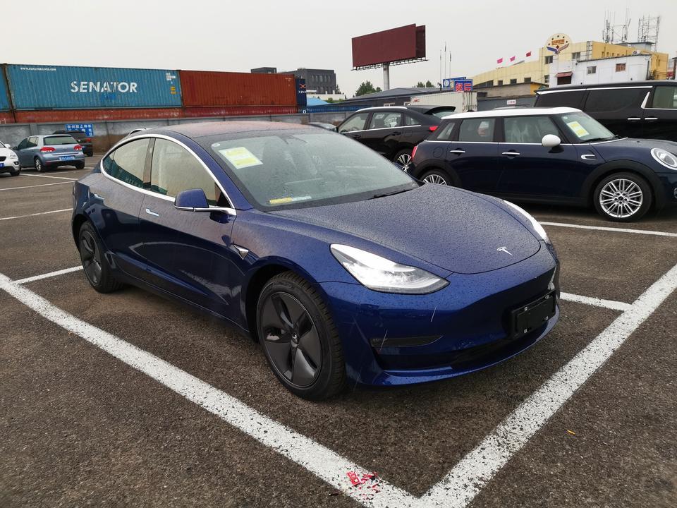 model 3(进口)-购车总价 | 赶上6月优惠3万再加3年免息免手续费的活动，30%首付款13.29万元，用了一年的非营运牌照，购置税3.78万，保险1.5万，验车上牌1200，首付购车总价18.69万，总价48.7万
空间 | 乘坐空间都很宽敞，整体坐姿其实比普通轿车要高一些，可能是因为底盘都是电池的原因，但是因为头顶上只有一层玻璃比较薄所以头部空间还是比较充裕，能在两拳以上
内饰 | 内饰只能说真的是极简，除了一个大屏幕什么都没有，刚买的新车还是有一些异味，因为还没贴膜，夏天开车特别晒，已经准备贴