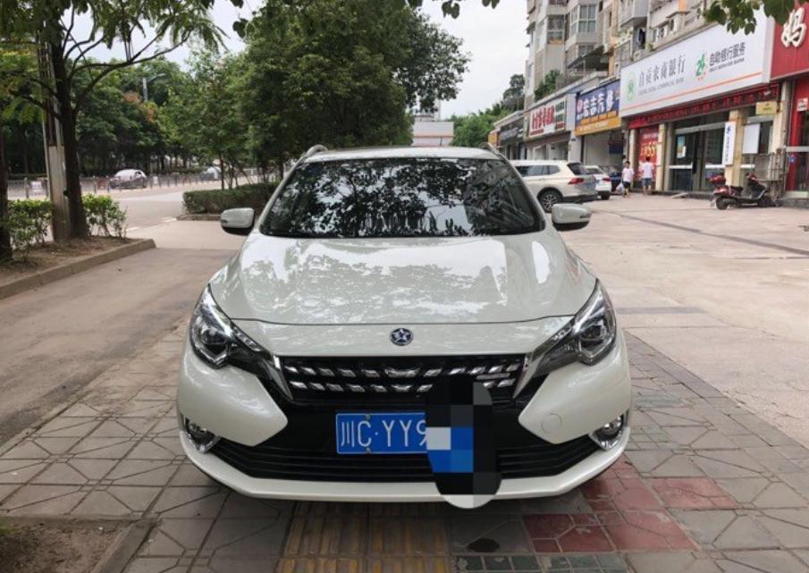 颜值 | T90的外观还是很不错的，有着时尚大气的溜背式设计，整个外观的设计也十分的耐看，它的线条也很有肌肉感，我觉得挺霸气的。
内饰 | T90我刚提车的时候内饰异味还是比较重的，一开始我开车的时候基本上都要把车窗打开透下气，现在倒是不用了。不过内饰整体的造型我觉得挺好的，不管是颜色的搭配还是整体的配置，都挺不错的，还有语音控制我觉得挺酷的。
驾驶体验 | T90的动力我觉得对比同价位的车不太行，起步是有些慢了，自己开车就可以明显感受得到，至于加速那些，比较普通吧，动力确实不出色，只能作为日常上下班的代