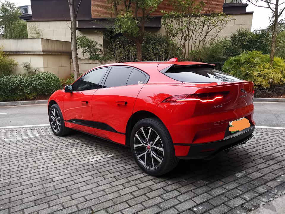 捷豹i-pace-电耗：当赛车开25kwh，日常代步20kwh以内。外观：帅酷。内饰：几乎全真皮包裹，符合身价。操控：动态空悬兼顾舒适与运动。空间：够用，强于汽油车的溜背车型。动力：丝滑顺畅，可以街头暴徒也可以西装绅士。