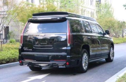 凯雷德escalade-同级对比 | 其实当时看车的时候也看了领航员的，但是领航员的话官方给出的油耗比YUKON要高一些，所有没有选择领航员。
购车总价 | 河南，买车时候裸车价格不记得，但是办完之后价值是201万这样，虽然觉得价格贵了一点，但是从质量和性能方面考虑，还是很值的。
颜值 | 这个算是我的第二辆车了吧，个人主观感受是外观比较沉稳大气耐看，比较符合我中规中矩的审美观。
内饰 | 最吸引我的是中控台的设计，很豪华气派，用的大多都是软材质，车门加上木纹装饰条的装伴，质感提升的也不止一点点啊。
