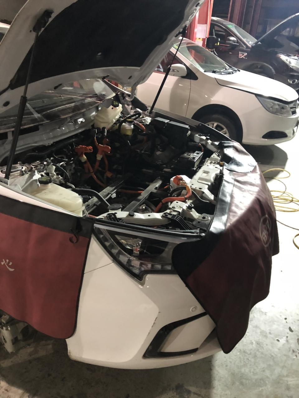 比亚迪秦EV450，2018年8.30日购于杭州迪信比亚迪，拱墅区石祥路，12月1日发现电机漏冷却液，车开4S店去就拆了扔在一边，为了不让我把车开回来，我坏的是电机，却把我控制器拆了。我自己要求提回来都不行，强制扣留，都不知道这车还有什么大问题。宣传的能跑400多，冬天开暖风续航最多200。要买比亚迪的注意了，质量、售后，买了绝对后悔
