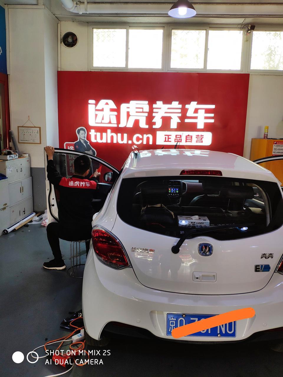 奔奔-210时尚，裸车71800，办完8万，这车在2017年时最具性价比的。说说车，春秋续航能到200公里吧，夏天170公里，冬天北京110公里吧。这车气温10度以上才能发挥出加速能力，低于10度，会有电流输出限制，正常输出180多安，最冷时电门踩到底也就80多安，所以冬天超车就别想了，这样的限制，好处保护了电池，坏处是增加行车安全隐患。这车操控差一些，过弯没有安全感，方向盘轻，转弯归位比较快，北京话叫车比较“贼”。现在车行驶了28000公里，电池衰减不明显。小毛病不少，换过电机“异响”，换过导航屏“无限