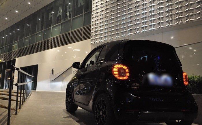 smart fortwo-购车总价 | 这款小小的轿车价格可不便宜啊，它的裸车价格是12.8万，然后落地价不到15万，这车虽然看着小，但是内部配置应有尽有。
油耗 | 这车耗油量真的是让我最满意了，一般在市区内开百公里油耗达到5.5左右，高速上真的是更少，百公里达到4.8左右，所以这个耗油量真的比较低。
颜值 | 我一直像买一款小型的车平常上下班方便，这车外观设计很独特，前低后高的，而且尾部两个大灯格外显眼，另外这车内饰也很不错，设计的比较紧促，很精致。
空间 | 其实别看这款车外形小小的，但是内部空间可
