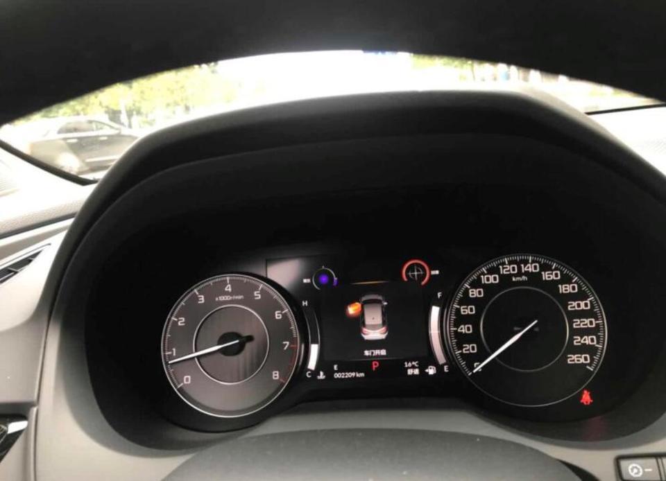 买车之前一直都在讴歌RDX与英菲尼迪QX50之间纠结，同是日系车，价格也差不多，一时间还真是有点儿不好选。但最后从个人审美角度，还是觉得讴歌更漂亮一些，所以就以裸车价38.98万提回家中。
空间：讴歌RDX在空间方面没什么好说的，用一个字来形容那就是大！我185的身高不管是前排还是后排都妥妥的下，还很宽松，同级别车型当中这也是大哥级别的了。
内饰：坐进去的感觉就是特别有豪华感，尤其喜欢讴歌的这种中控设计，看着真心舒服，再加上全景天窗，视觉感受杠杠的。
驾驶体验：2.0T的本田发动机动力相当的足，只要你肯踩