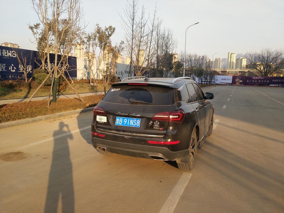 众泰t600 coupe-这个车我个人感觉油耗还可以市区10个油左右告诉8个到9个之间！刚买回来没多久我就跑了几趟长途从青岛到黑龙江一个来回就是五六千公里，很不错的小六子，座椅很舒服家里人都很喜欢，空间也大回到东北带很多海鲜回来又带了很多特产，还带了很多行李一点也不挤，就是动力不太好1.5T的发动机带着这么大的一个大家伙实在是有些吃力，再就是售后，售后服务不太好，态度很差，只有维修的小师傅还算热情，每次去没修真的不愿意和售后的多说话。