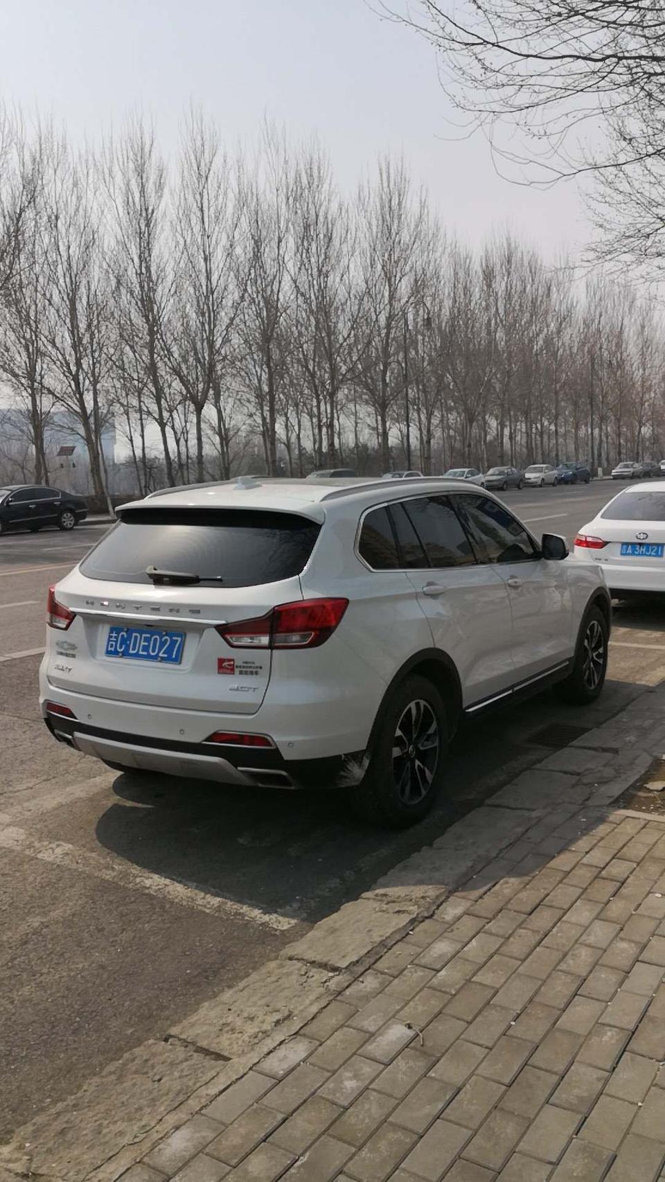 汉腾x7-这款车2.0t自动挡油耗百公里在11个油，很费油，尤其冬天将近13个油，买车听销售说省油，被欺骗了
动力很强劲，加速超车反应很快，起步也很快，不需要深踩油门就可以快速提速
这款车空间很大，乘坐空间很舒适，有很大的空余后排也一样，长途乘坐，不觉得累
内饰的做工很好，材质也很棒，中控台的设计很有个性，导航很漂亮，有自己的特点和个性
外观很大气漂亮大灯设计的很犀利，整车的延伸性感很好，轮毂很大，成熟稳重，非常喜欢它的外观设计
这款车的隔音性不好，车内的噪音很多，车外的风噪太噪都很大，尤其快速行驶时噪音