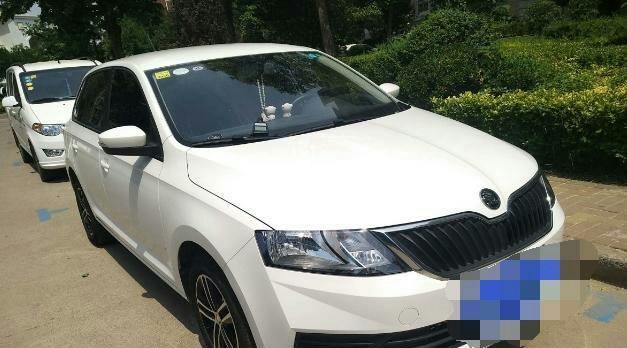 骐达tiida-购车总价 | 裸车价格76800，全款提的车，购车总价90000元左右，因为是新款车型，所以没有什么优惠。
同级对比 | 在买车的时候，也对比了一下飞度，POLO还有骐达，感觉飞度有点像面包车，POLO比昕动小一号，骐达看着有点老气，最终综合对比之下，选择了昕动。
空间 | 前排空间够用，后排空间更大一些，座椅可以放倒，腾出了更多空间，开车累了还可以躺一下，一直是一个人使用，下乡出差时候自己的换洗衣服和大件儿行李箱足够我用了。
驾驶体验 | 传统前盘后鼓刹车，刹车制成短，还有转向指示灯，大